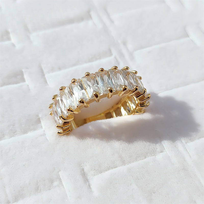 14K Forgyldt Åben Ring med Baguette Zirkonia Sten – Elegant og Tidløs Design