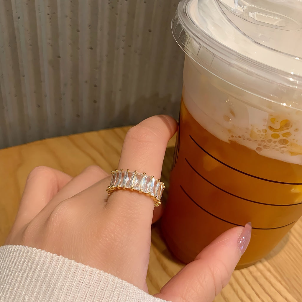 14K Forgyldt Åben Ring med Baguette Zirkonia Sten – Elegant og Tidløs Design