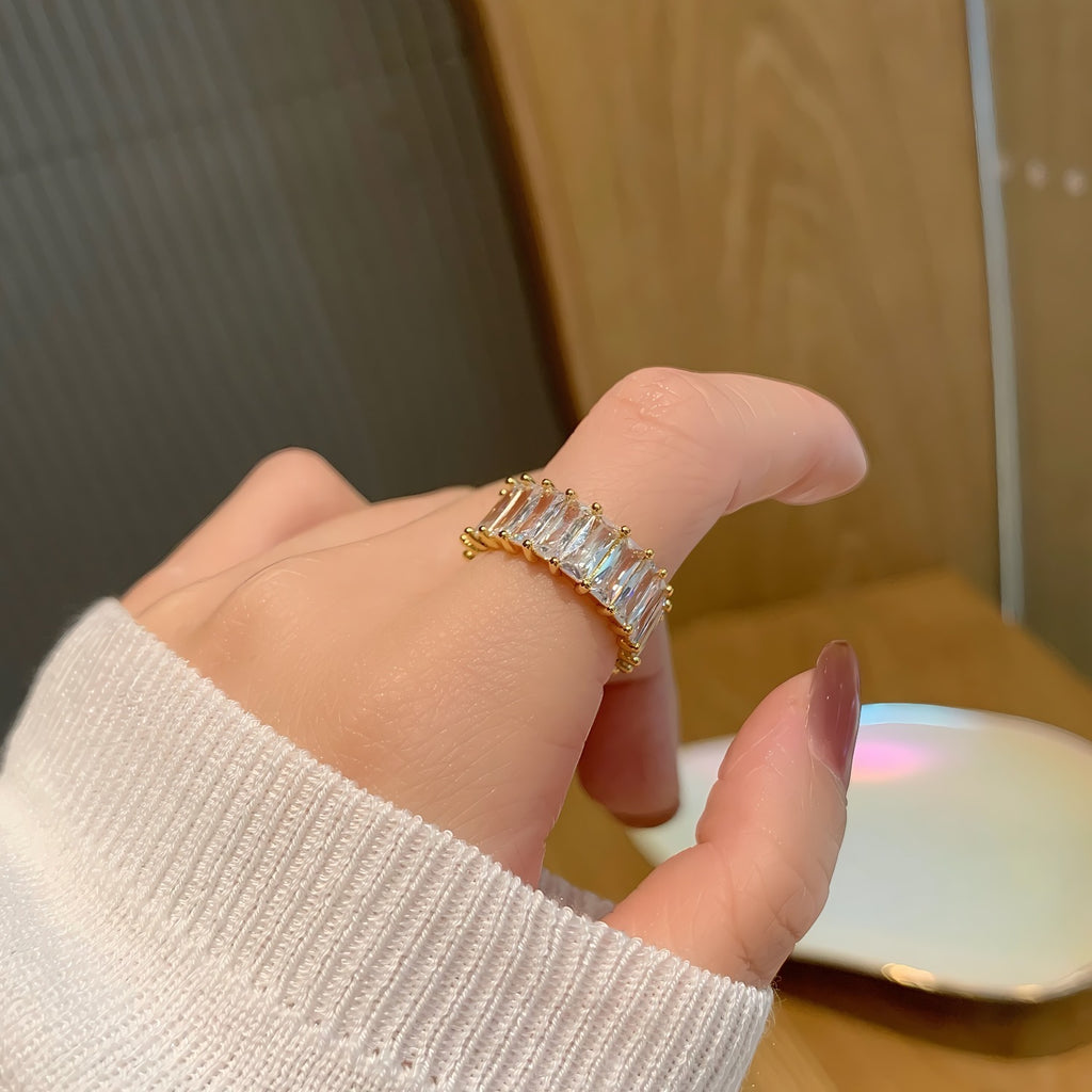 14K Forgyldt Åben Ring med Baguette Zirkonia Sten – Elegant og Tidløs Design