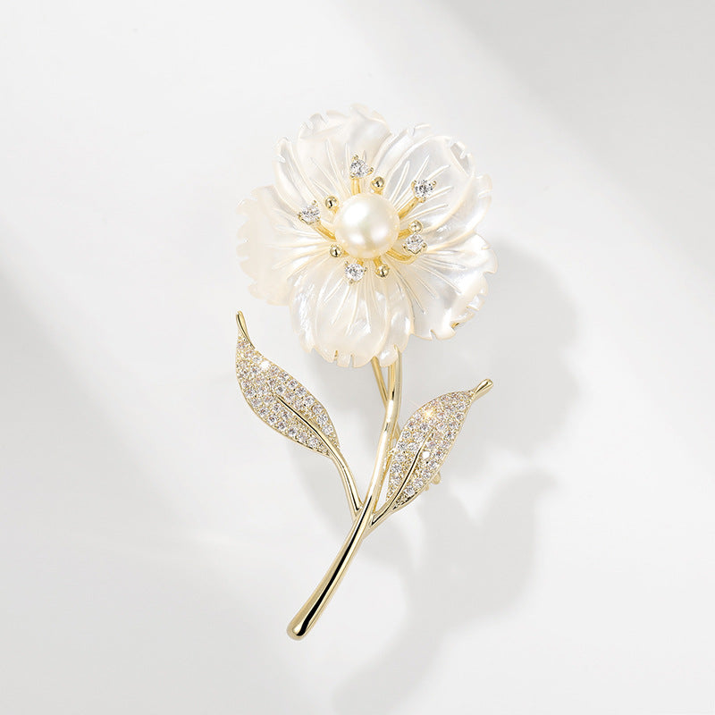 14K Forgyldt Blomster Broche med Ferskvandsperle, Zirkonia & Perlemorsblomst – Elegant Vintage Design i Moderne Luksus Stil