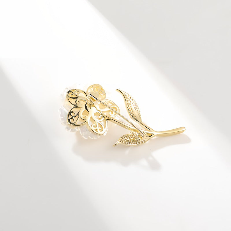 14K Forgyldt Blomster Broche med Ferskvandsperle, Zirkonia & Perlemorsblomst – Elegant Vintage Design i Moderne Luksus Stil