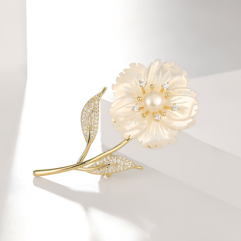 14K Forgyldt Blomster Broche med Ferskvandsperle, Zirkonia & Perlemorsblomst – Elegant Vintage Design i Moderne Luksus Stil