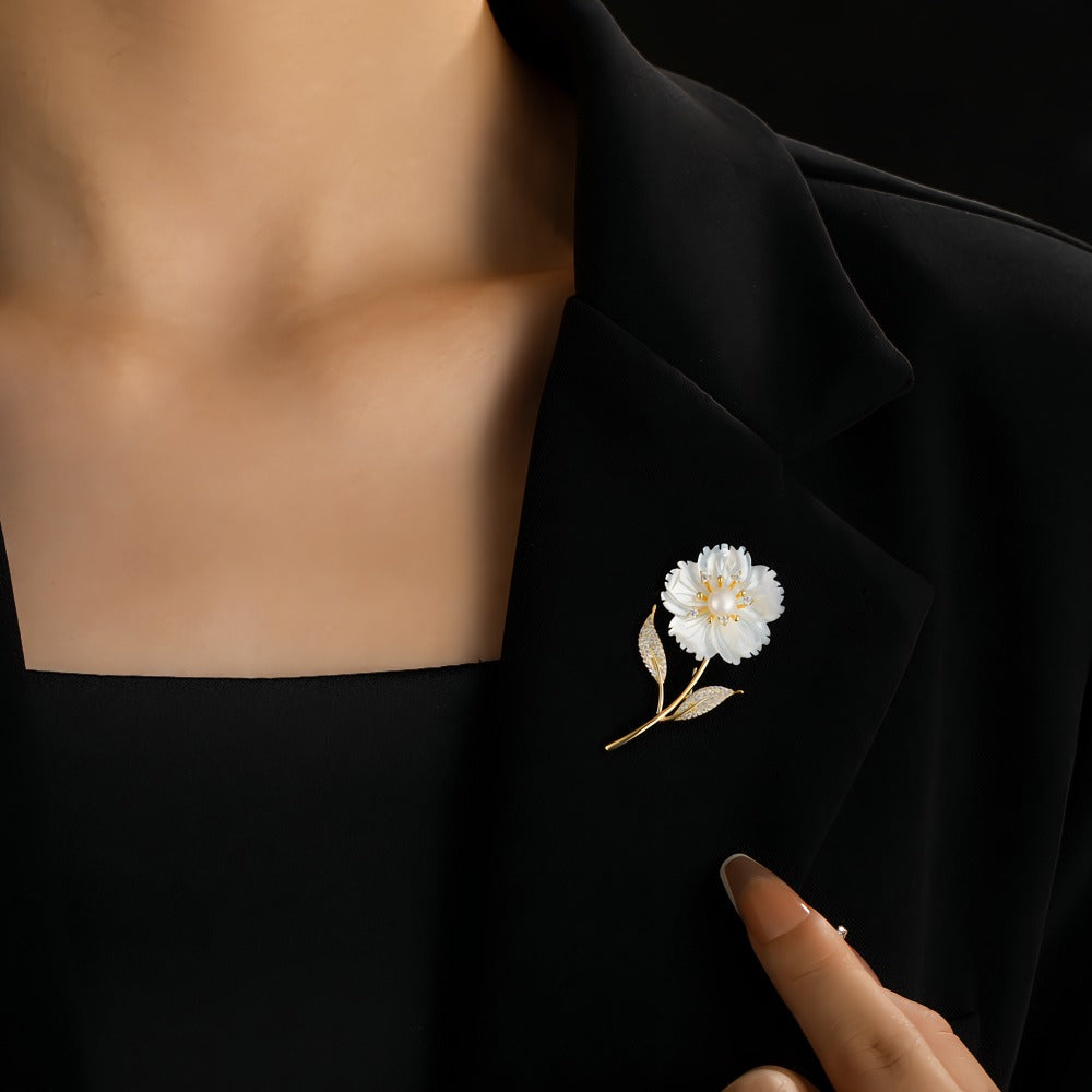 14K Forgyldt Blomster Broche med Ferskvandsperle, Zirkonia & Perlemorsblomst – Elegant Vintage Design i Moderne Luksus Stil