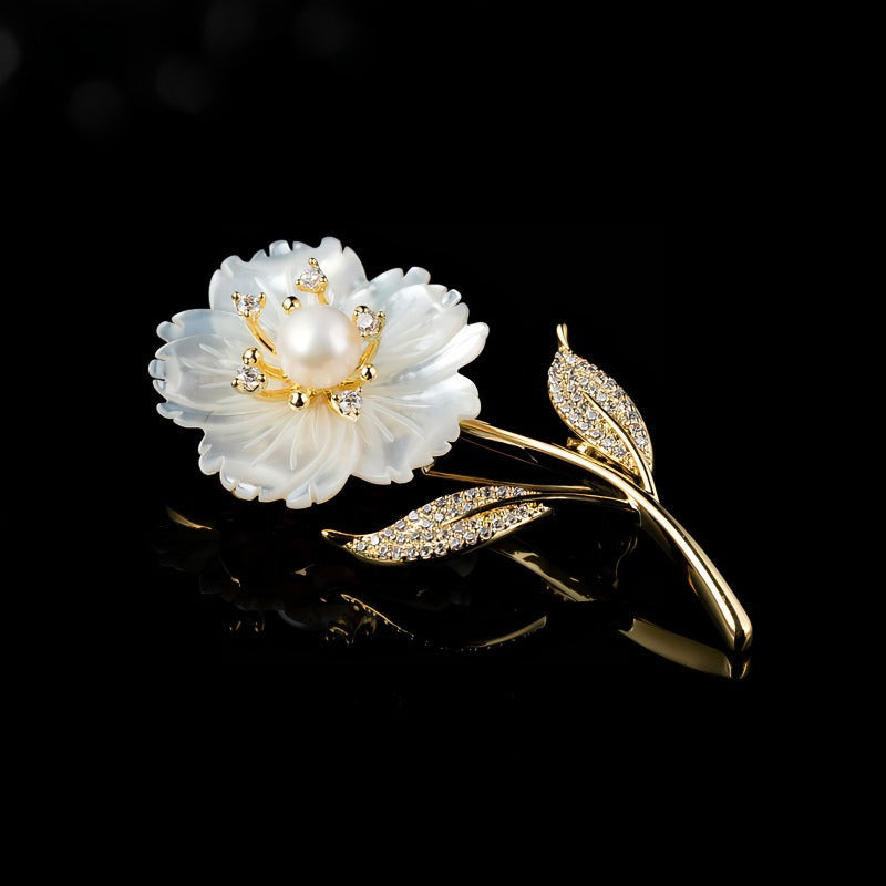 14K Forgyldt Blomster Broche med Ferskvandsperle, Zirkonia & Perlemorsblomst – Elegant Vintage Design i Moderne Luksus Stil