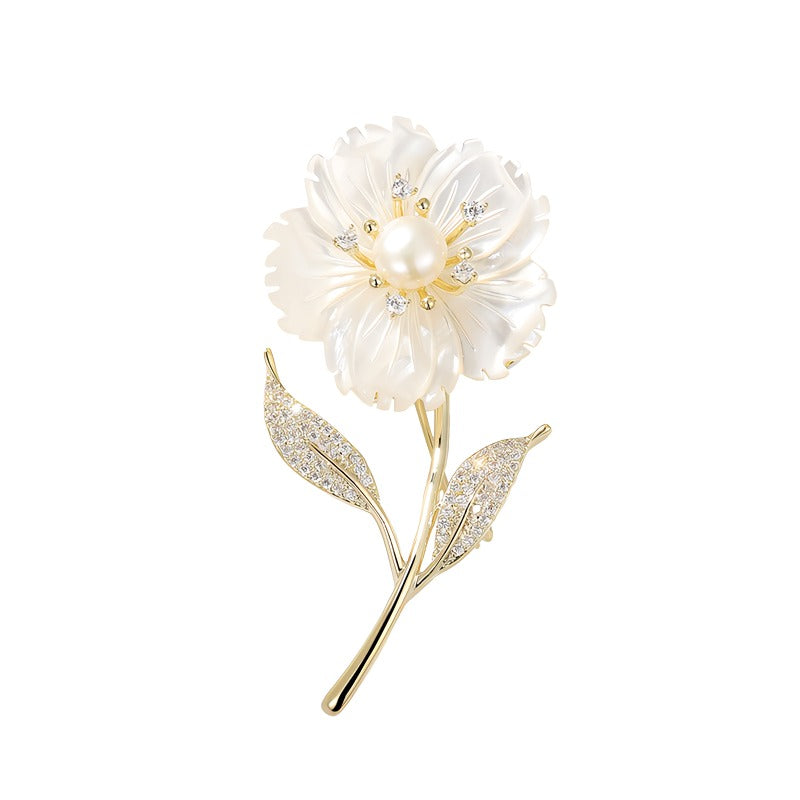 14K Forgyldt Blomster Broche med Ferskvandsperle, Zirkonia & Perlemorsblomst – Elegant Vintage Design i Moderne Luksus Stil