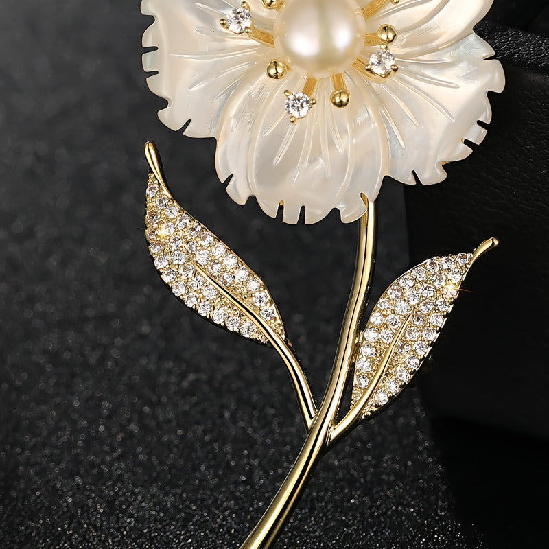 14K Forgyldt Blomster Broche med Ferskvandsperle, Zirkonia & Perlemorsblomst – Elegant Vintage Design i Moderne Luksus Stil