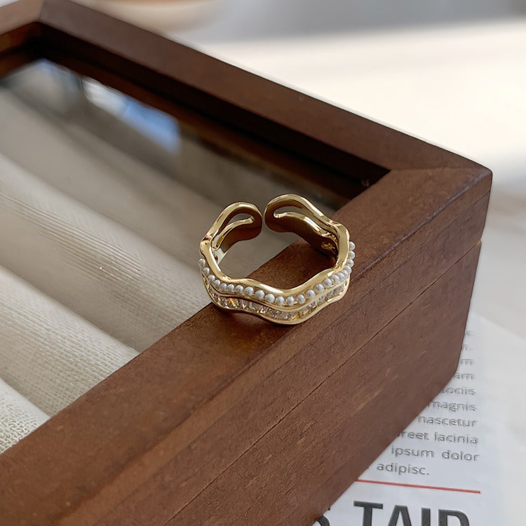 14K Forgyldt Bølgeformet Justerbar Ring med Zirkonia og Perledetaljer – Elegant og Lagdelt Design