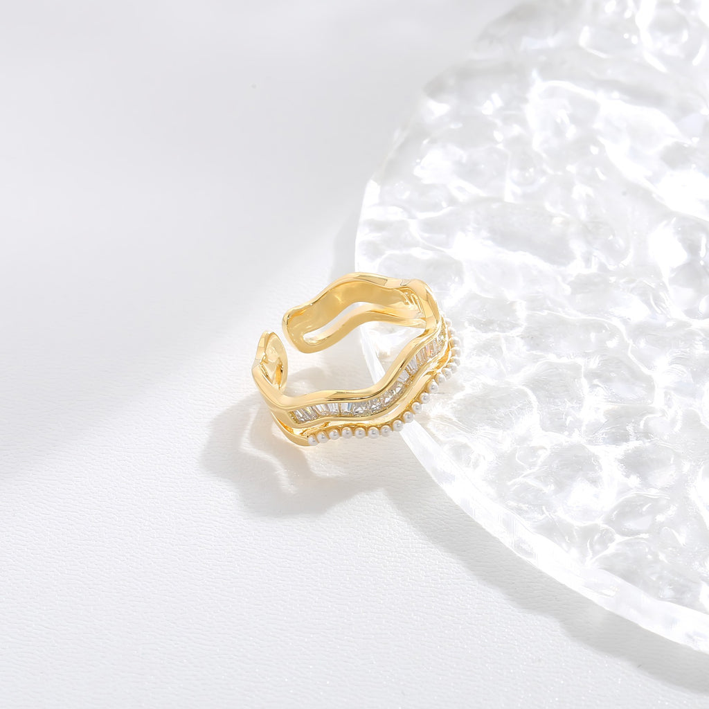 14K Forgyldt Bølgeformet Justerbar Ring med Zirkonia og Perledetaljer – Elegant og Lagdelt Design