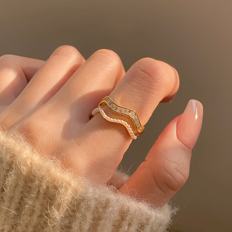 14K Forgyldt Bølgeformet Justerbar Ring med Zirkonia og Perledetaljer – Elegant og Lagdelt Design
