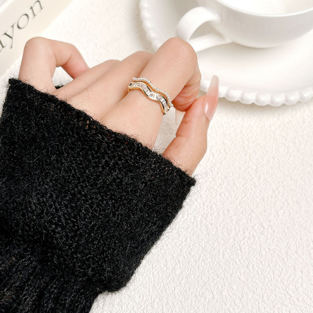 14K Forgyldt Bølgeformet Justerbar Ring med Zirkonia og Perledetaljer – Elegant og Lagdelt Design