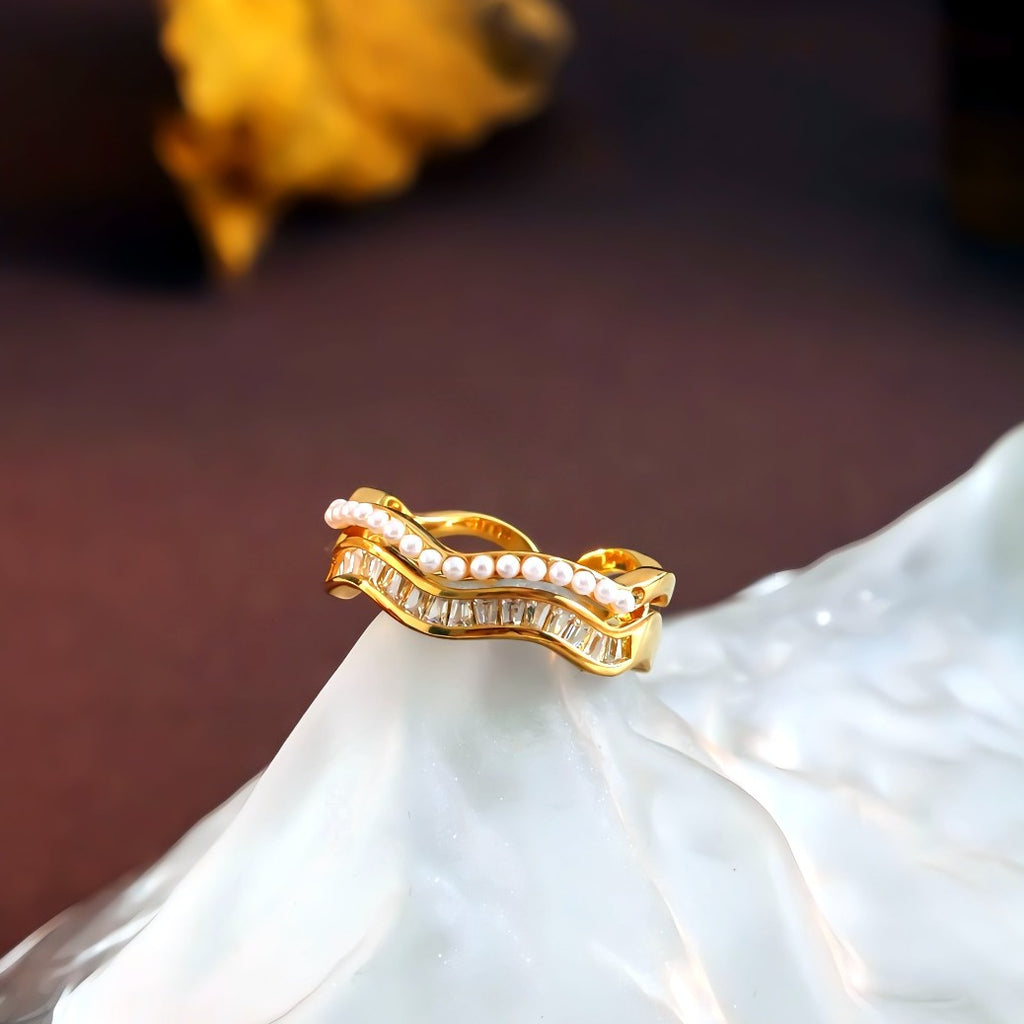 14K Forgyldt Bølgeformet Justerbar Ring med Zirkonia og Perledetaljer – Elegant og Lagdelt Design