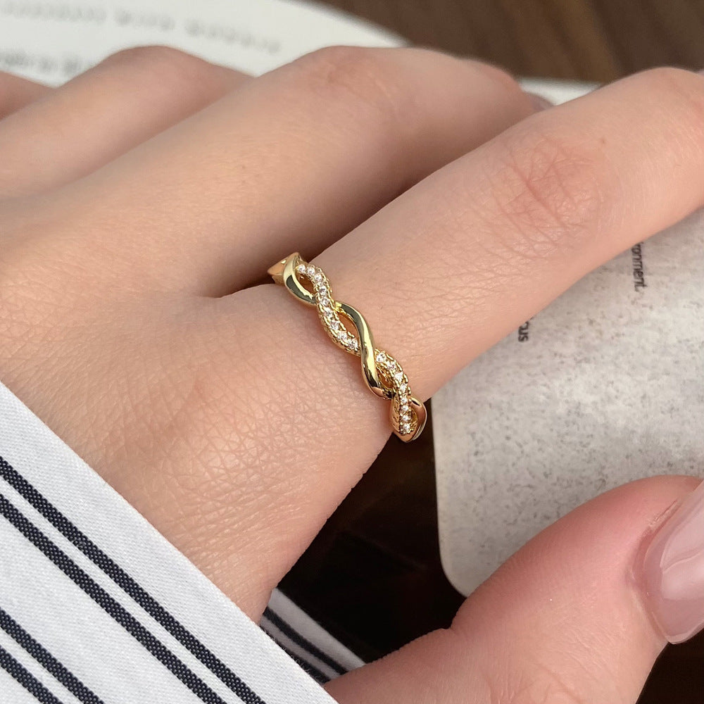 14K Forgyldt Flettet Zirkonia Ring – Justerbar og Elegant