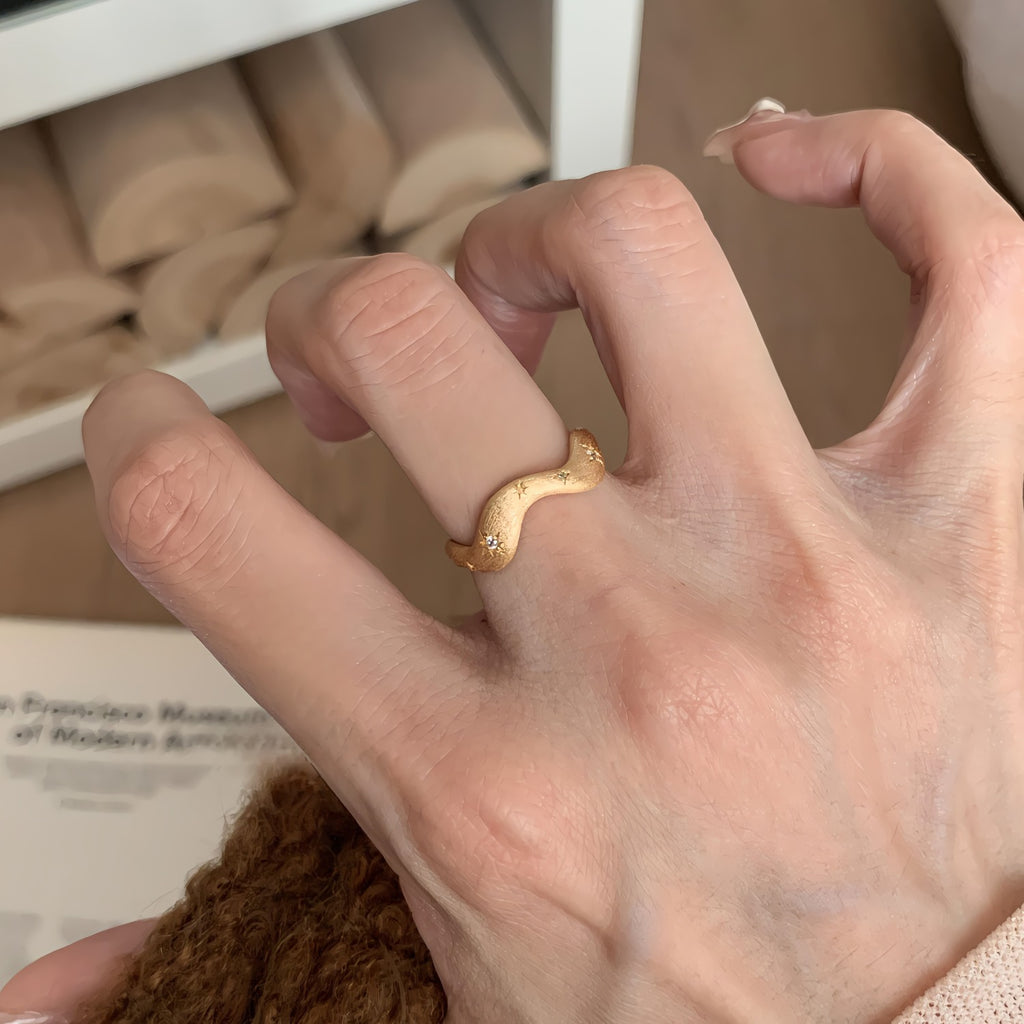 14K Forgyldt Håndlavet Åben Justerbar Ring med Stjerner – Elegant og Moderne Design