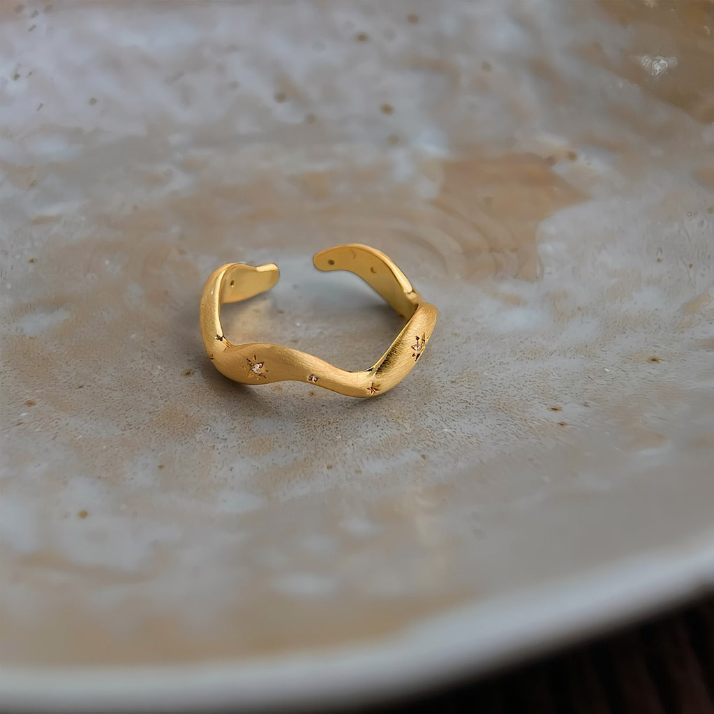 14K Forgyldt Håndlavet Åben Justerbar Ring med Stjerner – Elegant og Moderne Design