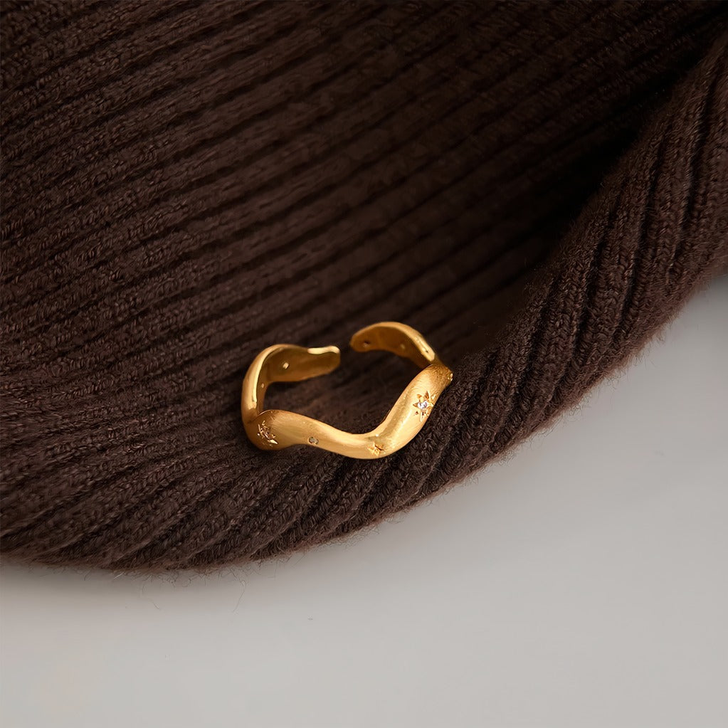 14K Forgyldt Håndlavet Åben Justerbar Ring med Stjerner – Elegant og Moderne Design