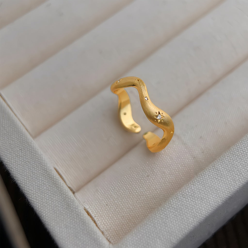 14K Forgyldt Håndlavet Åben Justerbar Ring med Stjerner – Elegant og Moderne Design