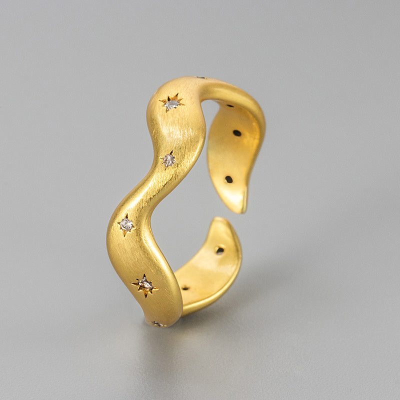 14K Forgyldt Håndlavet Åben Justerbar Ring med Stjerner – Elegant og Moderne Design