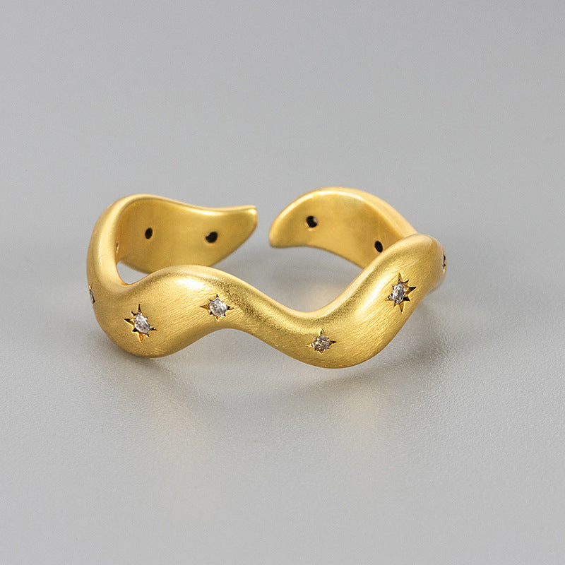 14K Forgyldt Håndlavet Åben Justerbar Ring med Stjerner – Elegant og Moderne Design