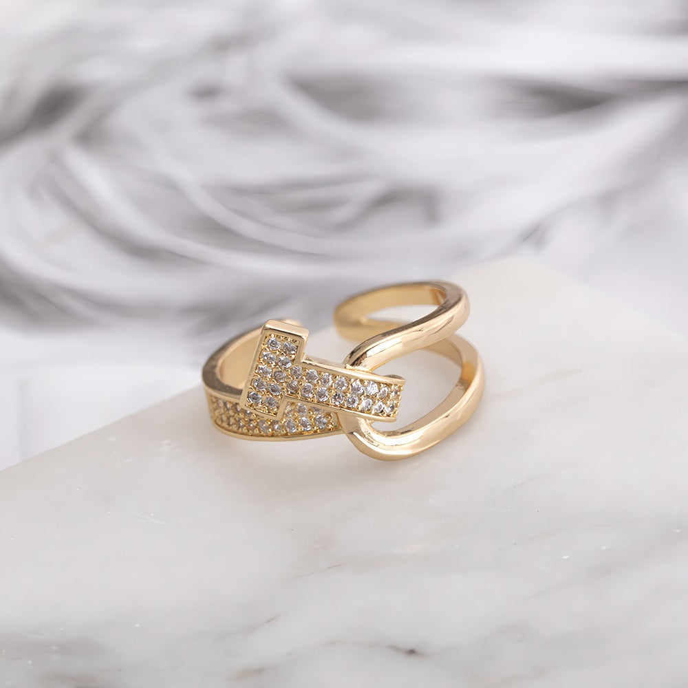 14K Forgyldt Justerbar Ring med T-Design– Elegant Design med Zirkonia