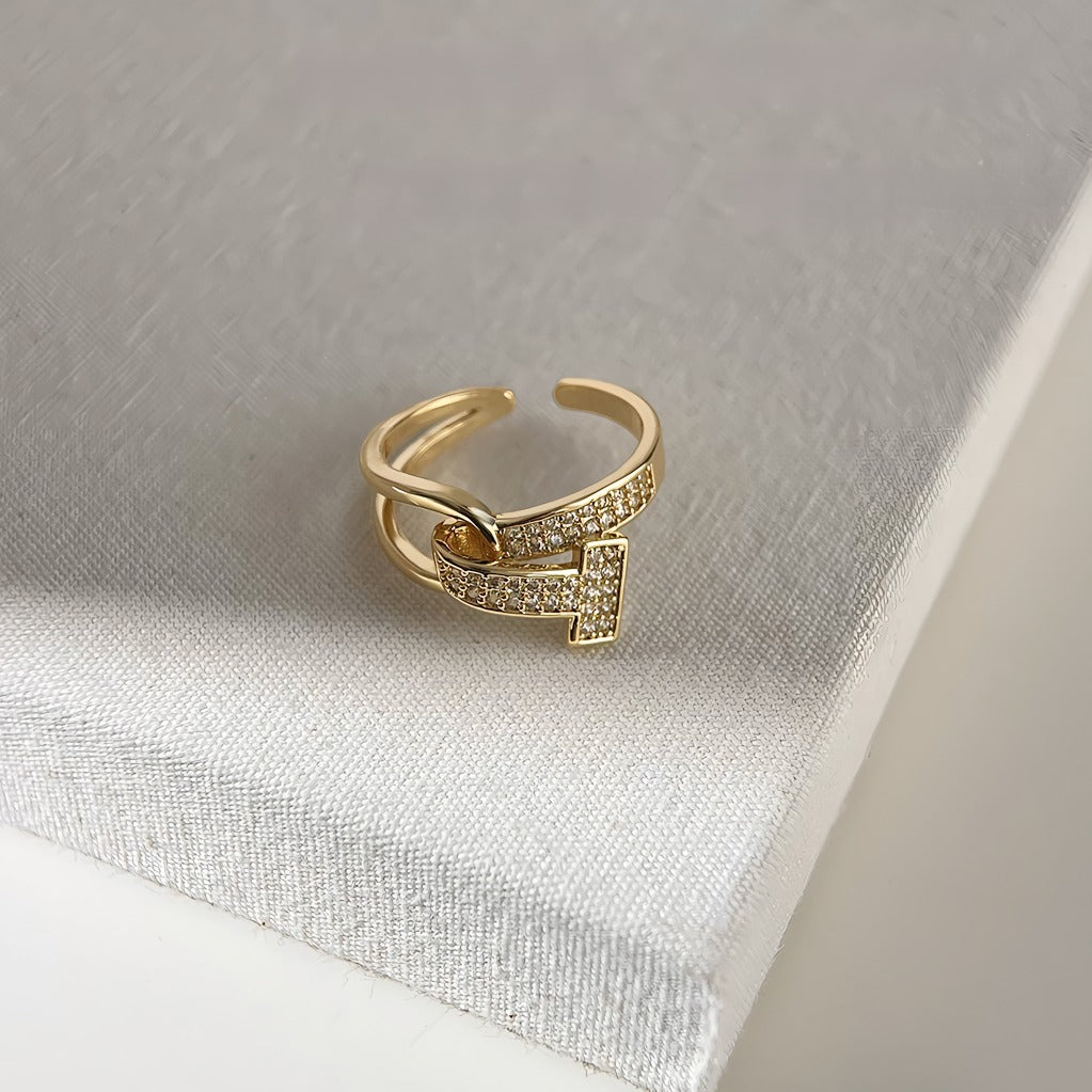 14K Forgyldt Justerbar Ring med T-Design– Elegant Design med Zirkonia