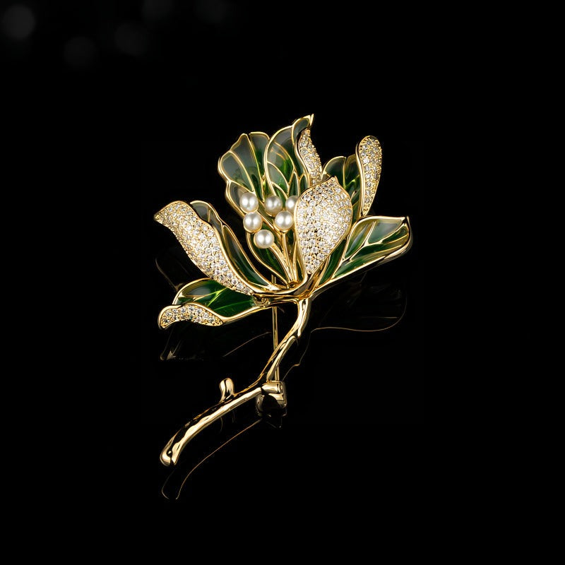14K Forgyldt Lotus Broche med Grøn Emalje, Perler & Zirkonia – Elegant og Kunstnerisk Design