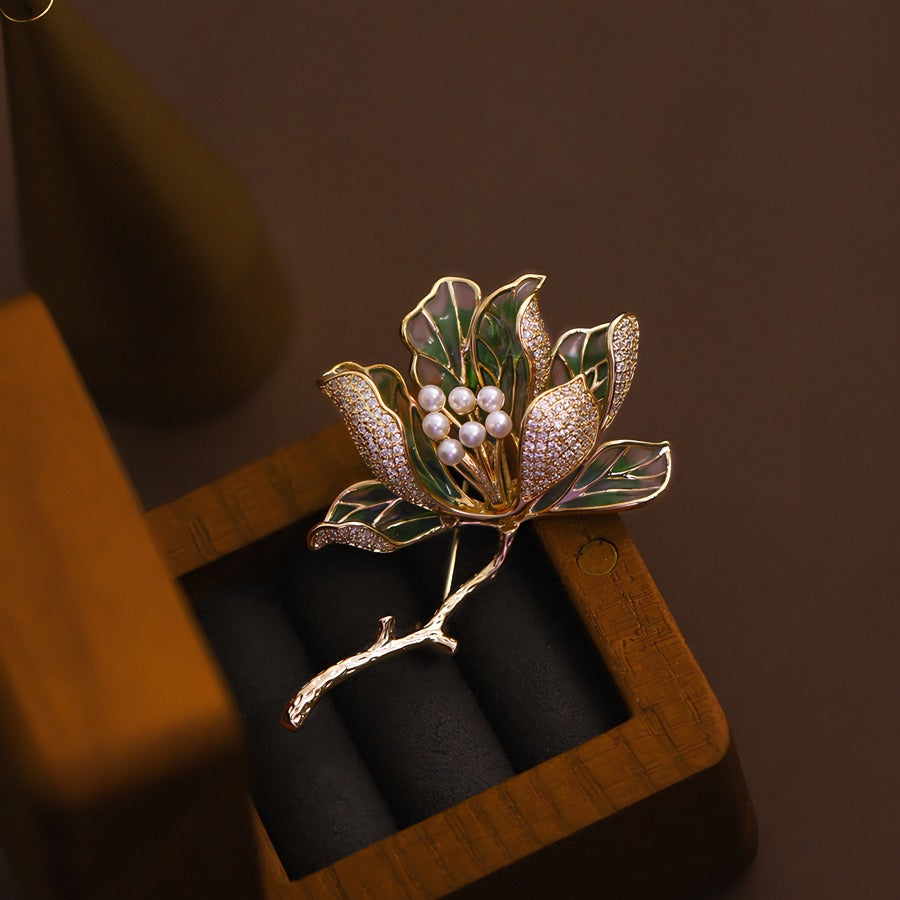 14K Forgyldt Lotus Broche med Grøn Emalje, Perler & Zirkonia – Elegant og Kunstnerisk Design