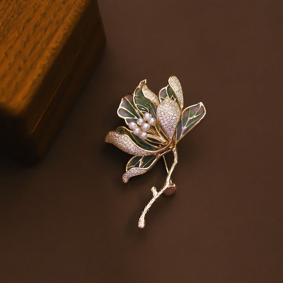14K Forgyldt Lotus Broche med Grøn Emalje, Perler & Zirkonia – Elegant og Kunstnerisk Design