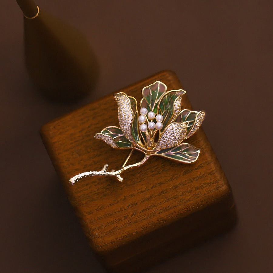 14K Forgyldt Lotus Broche med Grøn Emalje, Perler & Zirkonia – Elegant og Kunstnerisk Design
