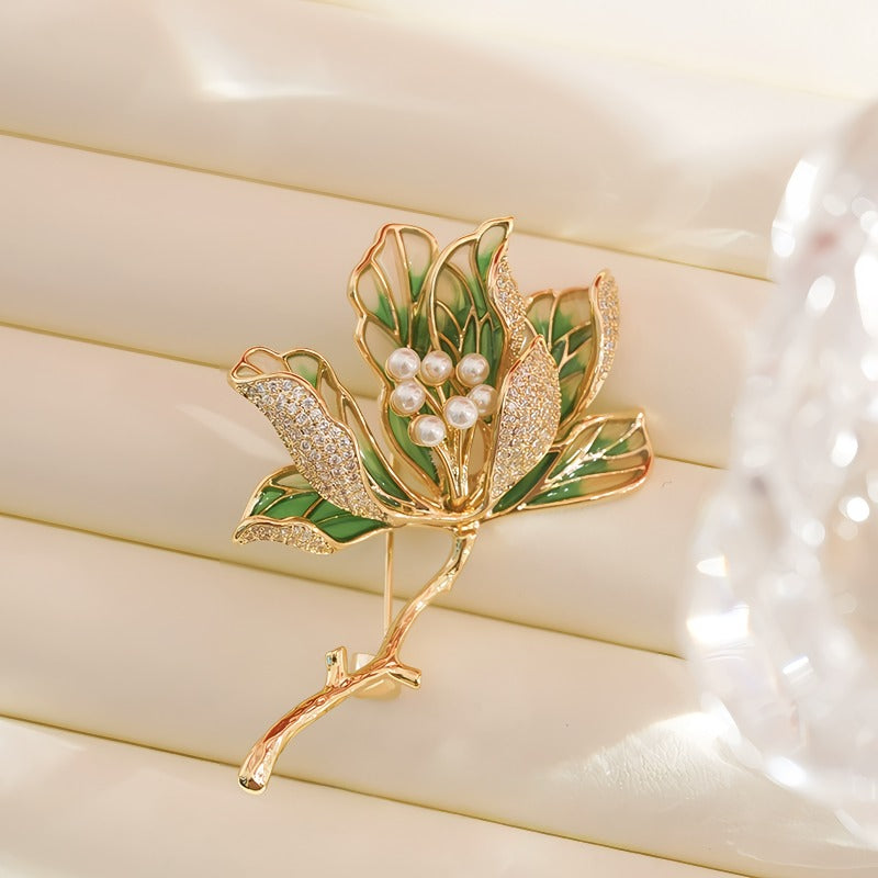 14K Forgyldt Lotus Broche med Grøn Emalje, Perler & Zirkonia – Elegant og Kunstnerisk Design