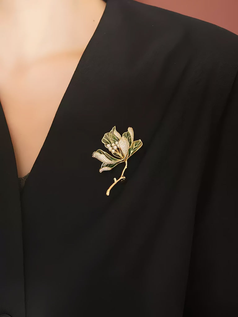 14K Forgyldt Lotus Broche med Grøn Emalje, Perler & Zirkonia – Elegant og Kunstnerisk Design
