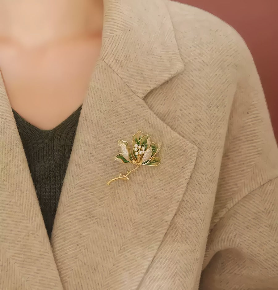 14K Forgyldt Lotus Broche med Grøn Emalje, Perler & Zirkonia – Elegant og Kunstnerisk Design