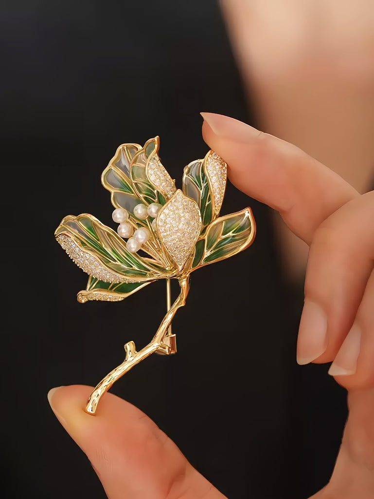 14K Forgyldt Lotus Broche med Grøn Emalje, Perler & Zirkonia – Elegant og Kunstnerisk Design