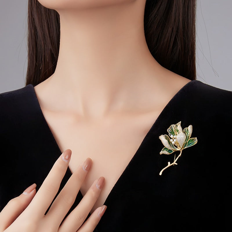 14K Forgyldt Lotus Broche med Grøn Emalje, Perler & Zirkonia – Elegant og Kunstnerisk Design