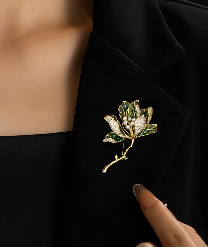 14K Forgyldt Lotus Broche med Grøn Emalje, Perler & Zirkonia – Elegant og Kunstnerisk Design