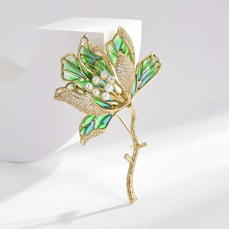 14K Forgyldt Lotus Broche med Grøn Emalje, Perler & Zirkonia – Elegant og Kunstnerisk Design