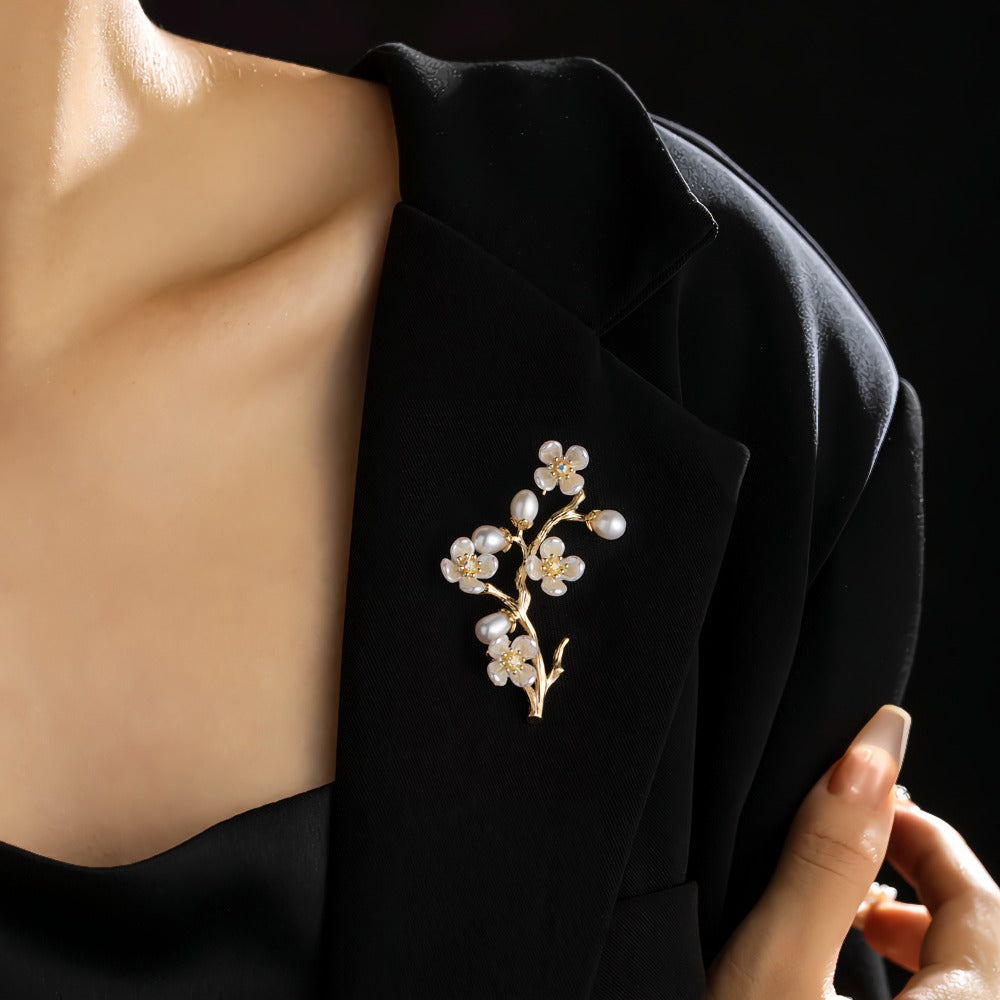 14K Forgyldt Plommeblomst Broche med Ferskvandsperler – Elegant & Vintage Design