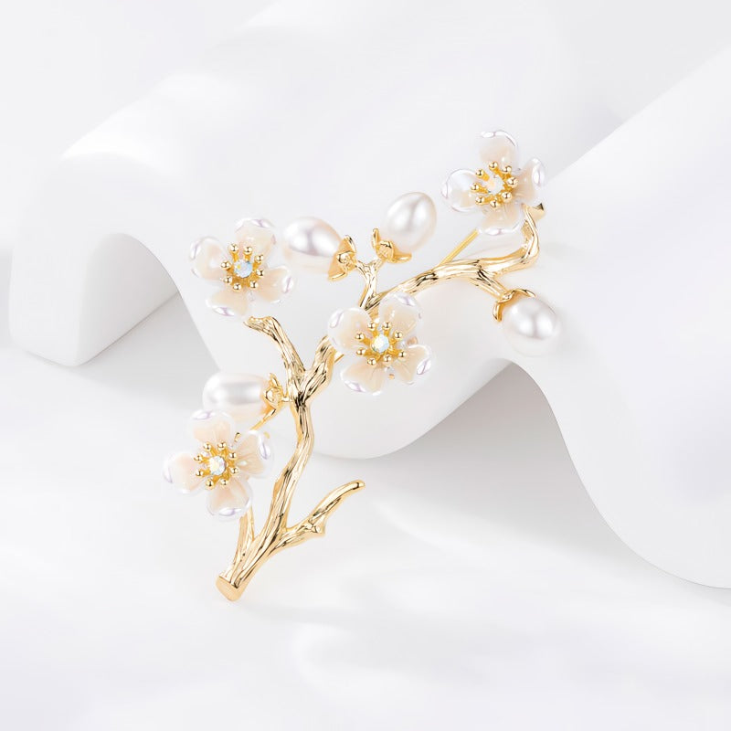 14K Forgyldt Plommeblomst Broche med Ferskvandsperler – Elegant & Vintage Design