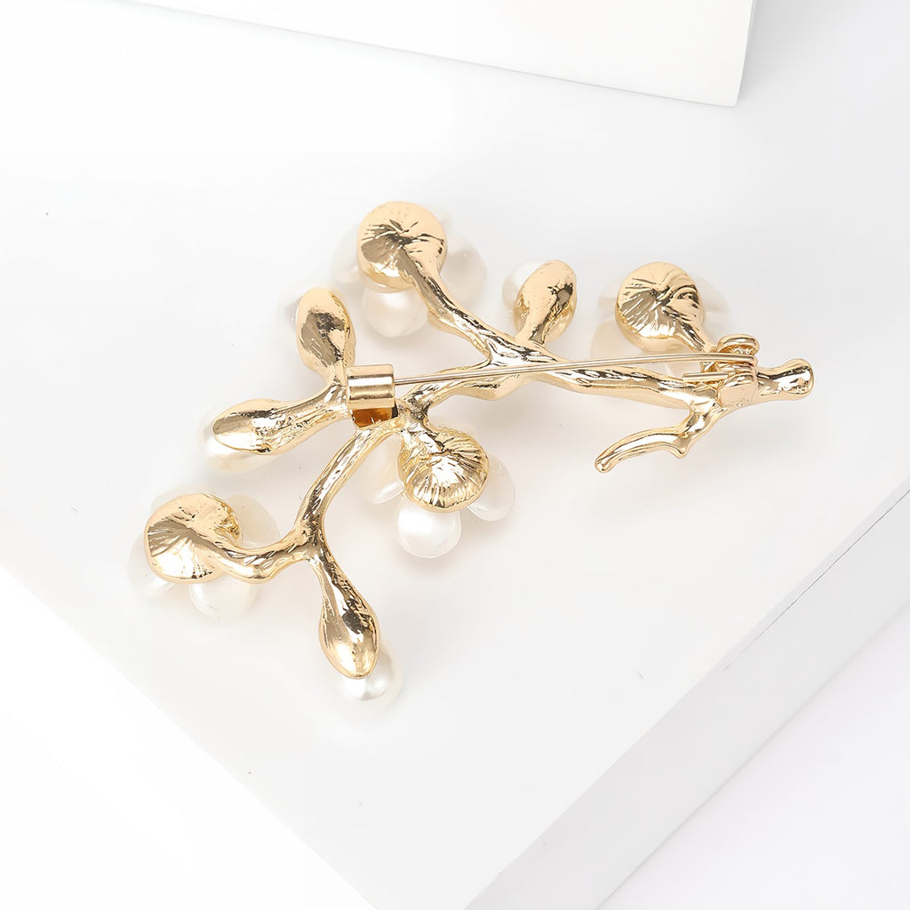 14K Forgyldt Plommeblomst Broche med Ferskvandsperler – Elegant & Vintage Design