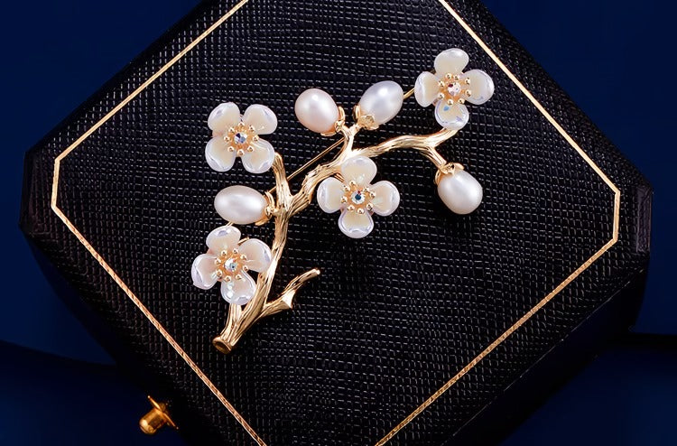 14K Forgyldt Plommeblomst Broche med Ferskvandsperler – Elegant & Vintage Design