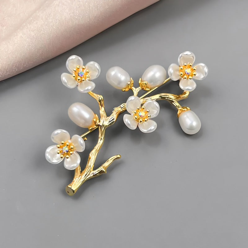 14K Forgyldt Plommeblomst Broche med Ferskvandsperler – Elegant & Vintage Design
