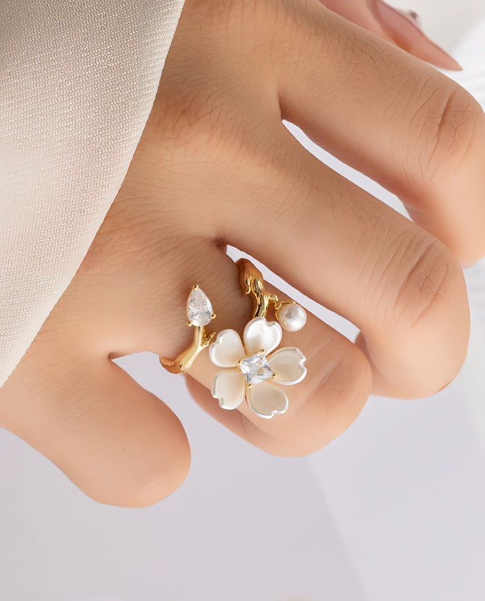 14K Guldbelagt Justerbar Ring med Hvid Blomst, Zirkonia og Perle – Elegant og Delikat