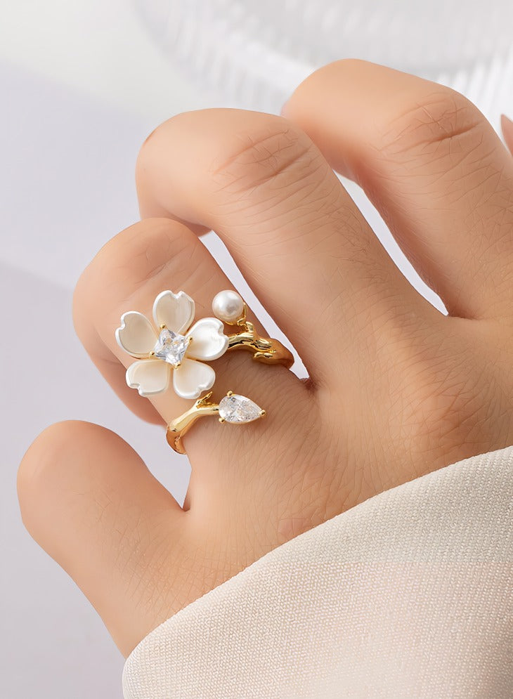 14K Guldbelagt Justerbar Ring med Hvid Blomst, Zirkonia og Perle – Elegant og Delikat