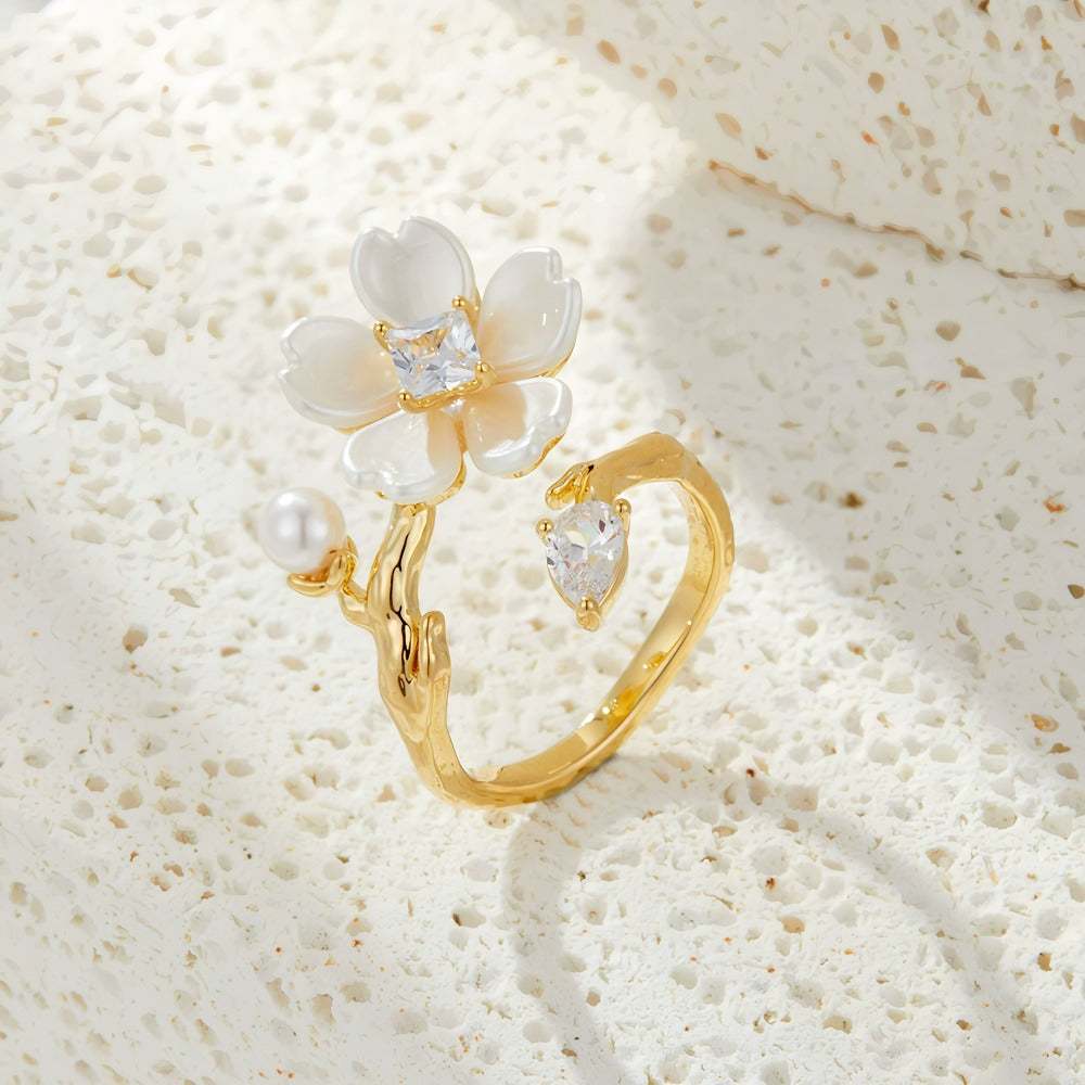 14K Guldbelagt Justerbar Ring med Hvid Blomst, Zirkonia og Perle – Elegant og Delikat