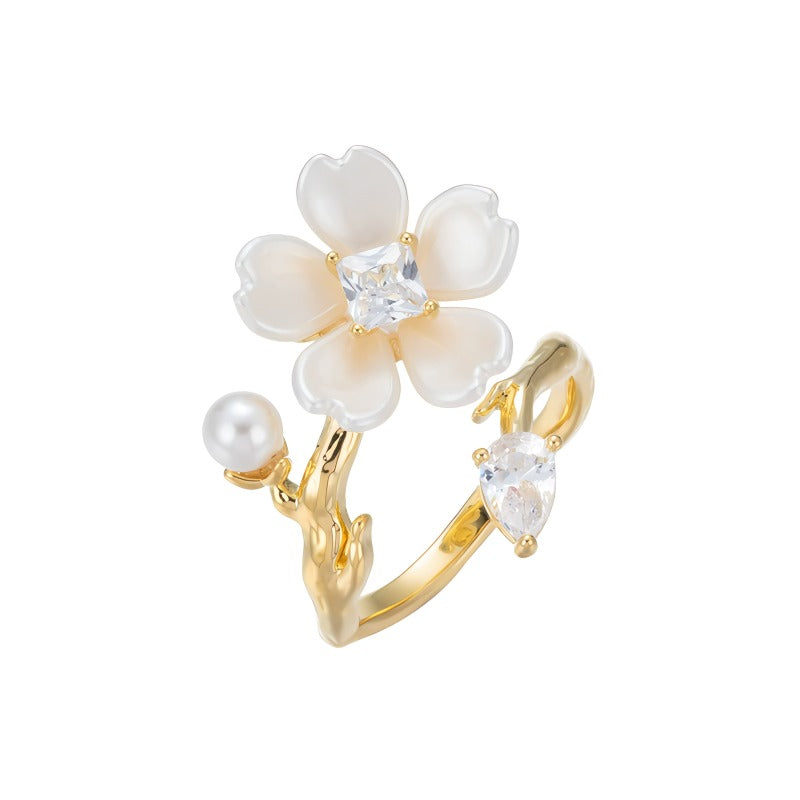 14K Guldbelagt Justerbar Ring med Hvid Blomst, Zirkonia og Perle – Elegant og Delikat