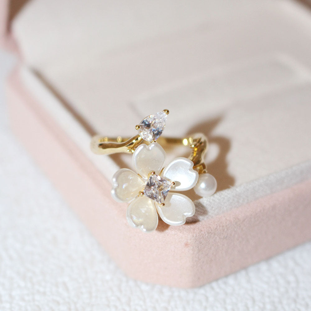 14K Guldbelagt Justerbar Ring med Hvid Blomst, Zirkonia og Perle – Elegant og Delikat