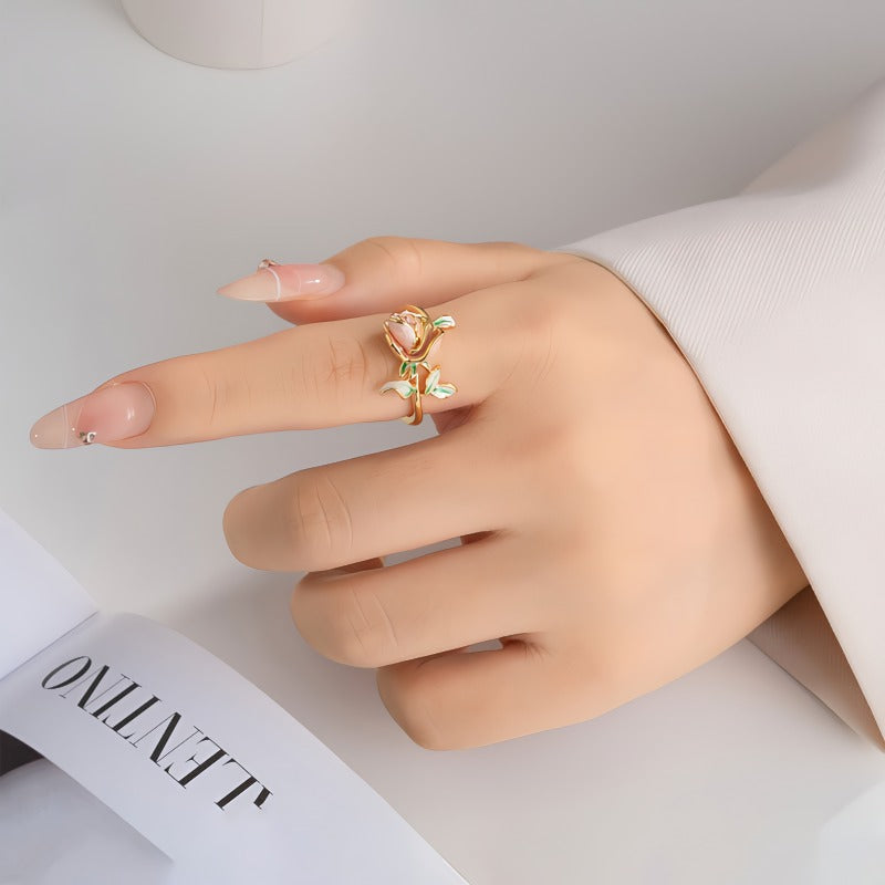 14K Guldbelagt Justerbar Ring med Rosa Rose og Grønne Blade – Romantisk og Unik