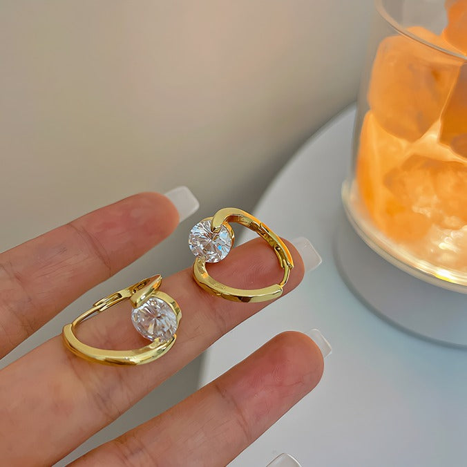 14K Guldbelagte Øreringe med Skinnende Zirkonia – Elegant, Minimalistisk og Tidløst Design