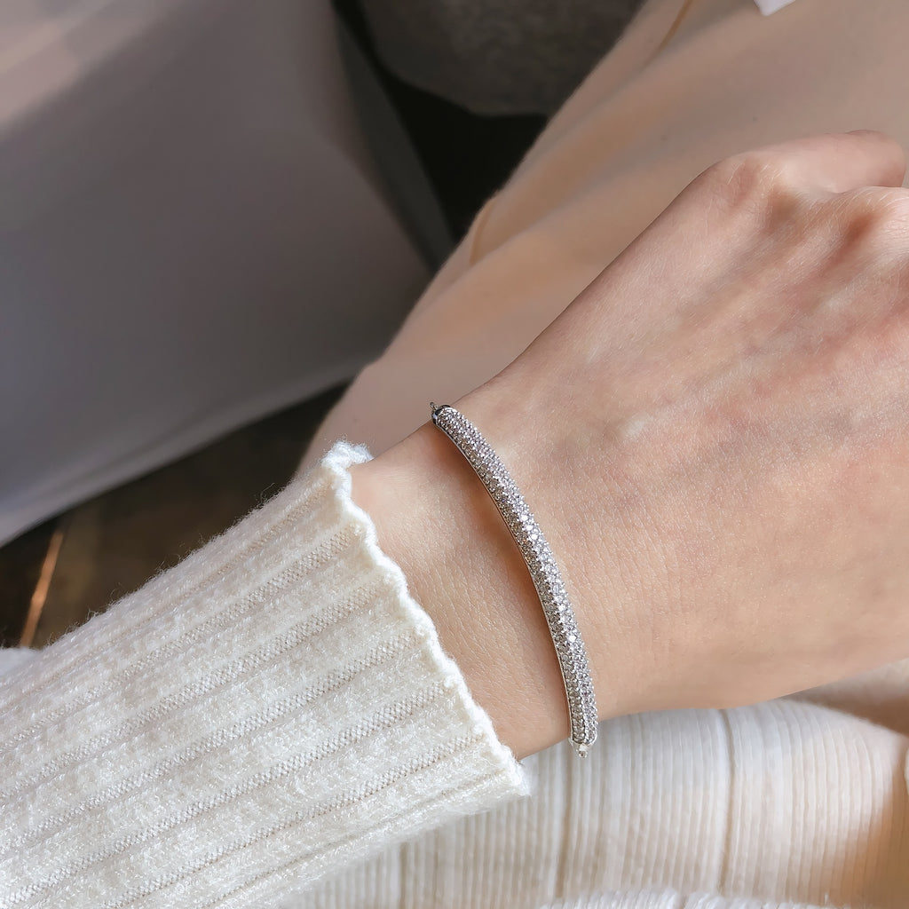 14K Hvidguldsbelagt Justerbar Armbånd med Zirkonia – Elegant og Luksuriøst Design