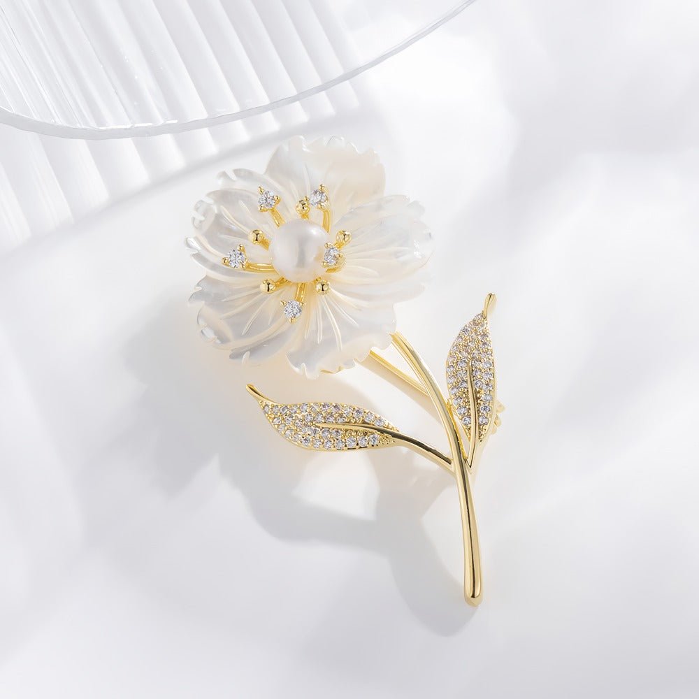 14K Forgyldt Blomster Broche med Ferskvandsperle, Zirkonia & Perlemorsblomst – Elegant Vintage Design i Moderne Luksus Stil - Lilla Villa