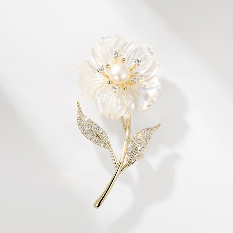 14K Forgyldt Blomster Broche med Ferskvandsperle, Zirkonia & Perlemorsblomst – Elegant Vintage Design i Moderne Luksus Stil - Lilla Villa